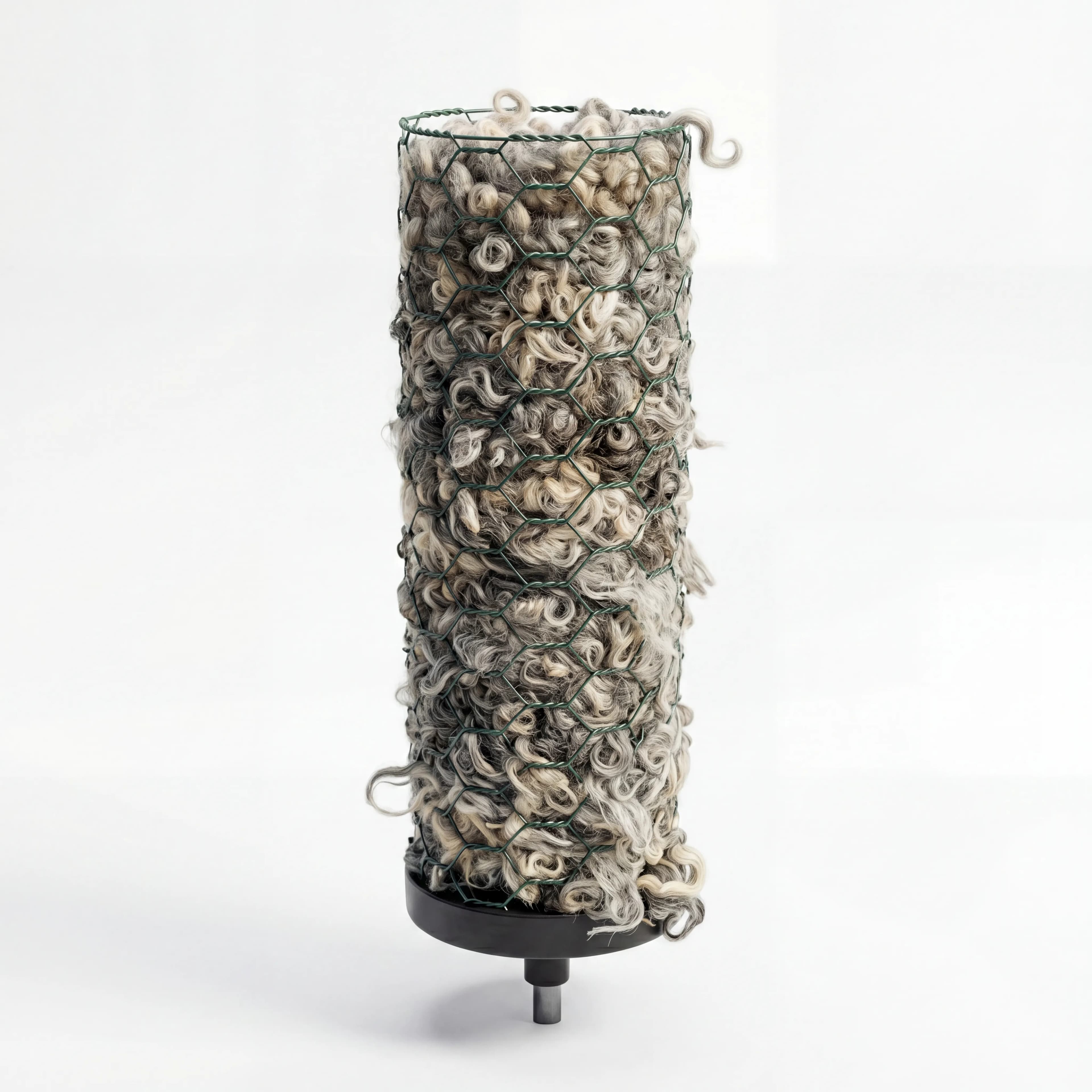 Fårull i nät upphängd i trädgren